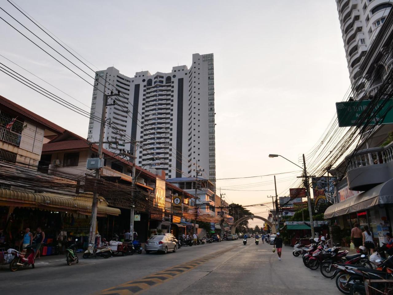Breeze Hostel Pattaya Exterior photo